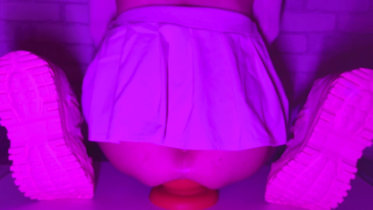 סיסי גירל בחצאית קצרה קופצת על פלאג אנאלי ענקי בעובי 12 סנטימטר