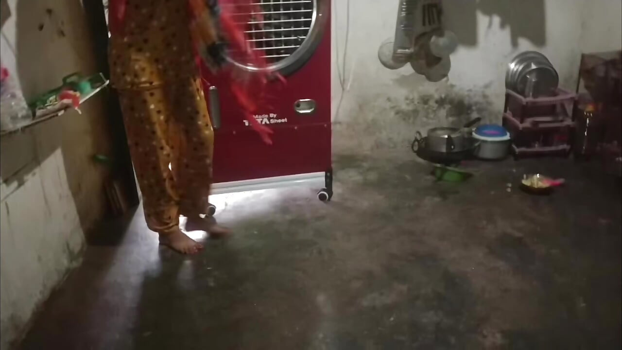 Meia-irmã na bunda da cozinha fodendo buceta da vaqueira de quatro do meio-irmão cavalgando posição missionária audio hindi