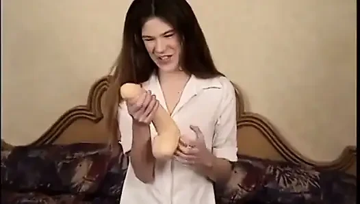 Yaşlı azgın adam küçük memeli esmer genç kızdan sikilmeyi seviyor