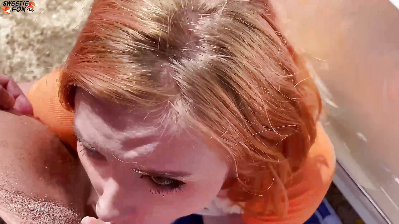 Chica chupando polla extraño en coche y folla en perrito de descanso