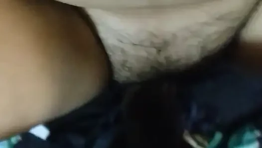 Video rekaman seks huje lagi asik nyepong kontol sambil mainin memek berbulunya