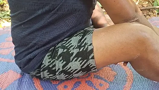 Açık havada romantizm güzel orta yaşlı seksi kadın viral video