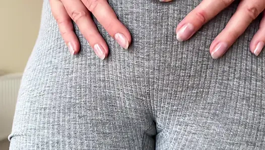 Девушка соблазняет тебя в тугих штанах