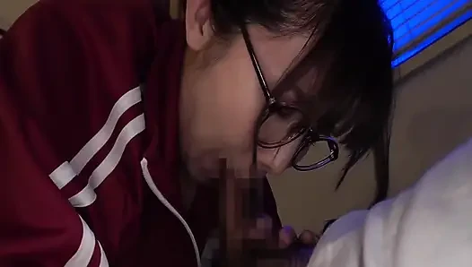 Blowjob-unterricht spät in der nacht von einer unerfahrenen stiefschwester
