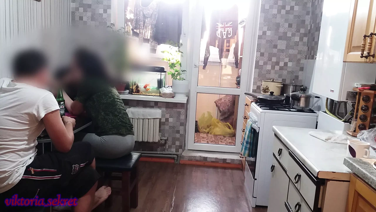 Koca gitti ve karısı en iyi arkadaşı tarafından becerdin