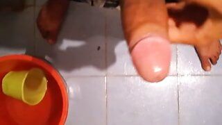 Badezimmer-Masturbations-Video, ein süßer Junge fühlt Sex, großer weißer Schwanz, Baby fickt mich
