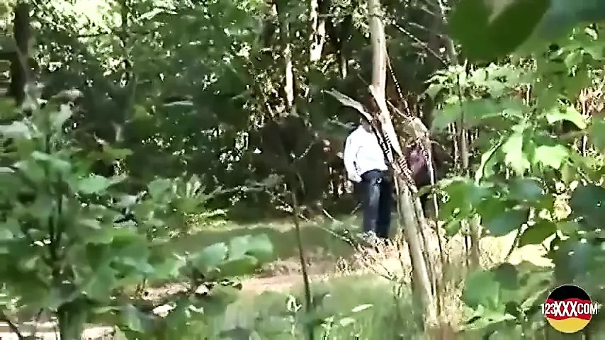 สาวเยอรมันที่มีหีที่น่าทึ่งสนุกกับการเย็ดในธรรมชาติ