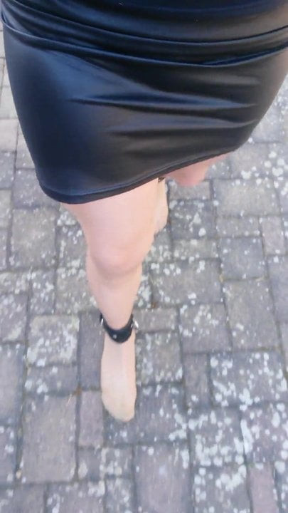 Nylons Ledermini und Fussfesseln