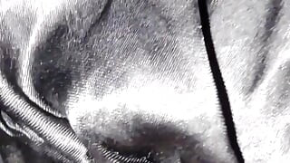 Antrenament de curvă misterioasă negresă mare și frumoasă suge o pulă neagră și mare, a fost atât de excitată încât a vrut să o călărească