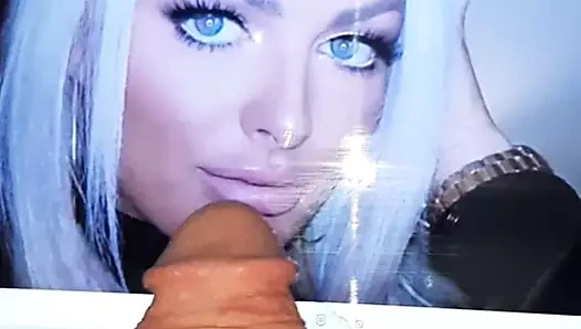 Mandy gül alır nutted üzerinde ona yüzünde