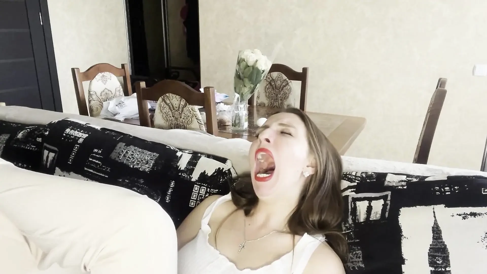 打哈欠 适合 Uvulia 秀