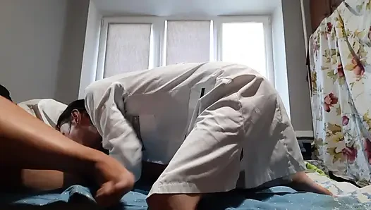 Dua perawat meniduri seorang pasien (fetish kaki, jilat memek, menjilati puting)