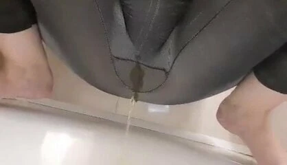 Hungarian Roni pissing in blue leggings