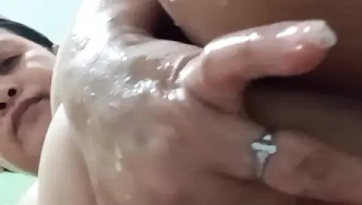 Assy pengen muasin dirinya sendiri sambil mandi sambil fingering memeknya