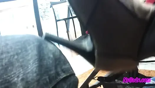 Suamiku lagi asik ngocok suamiku pakai sepatu bot abu-abuku di bar