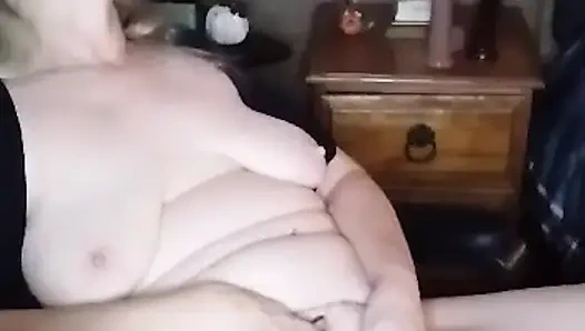 Горячий оргазм для этой сексуальной толстушки! Сексуальная милфа-толстушка делает немного танца, затем дрочит!