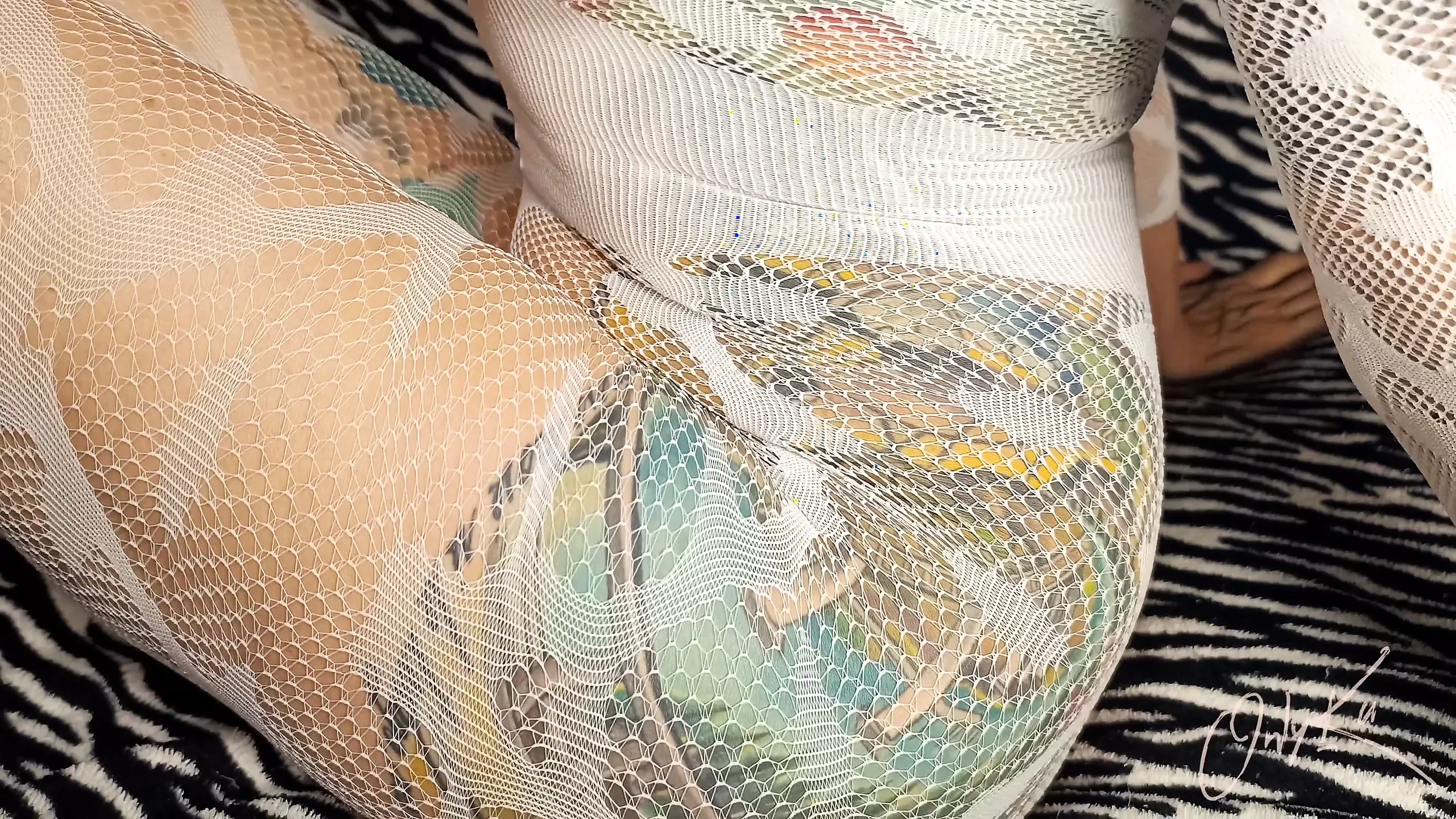 Spettacolare Ku a letto con i suoi giocattoli dell'orgasmo, squirting, fisting e il suo dildo da 30 cm.