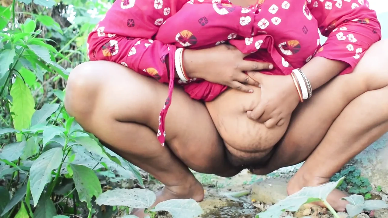 Desi Village bhabhi Outdoor squirting sex video Bhabhi ki Jungle Mein xxx
