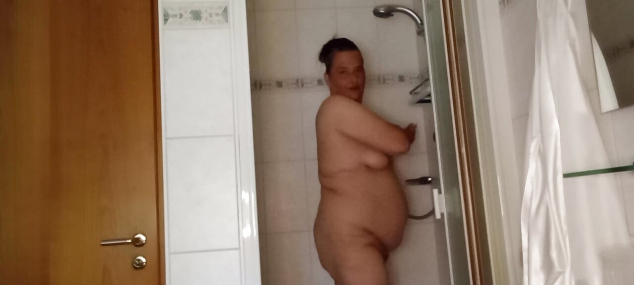 Cewek semok ini lagi asik muasin memekku pakai sabun di kamar mandi