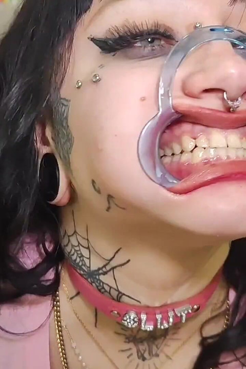 Bimbo curvilínea menina boca fetiche
