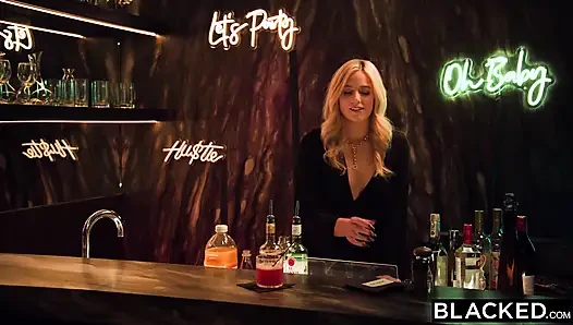 BLACKED великолепной блондинке-бармене Ривер Линн сбываются мечты ее большого черного члена