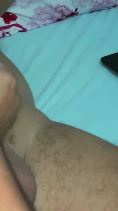 Fiica vitregă obraznică prinsă uitându-se la porno, tatăl vitreg a ajutat-o să se termine. Mână ajutătoare | Clip 1