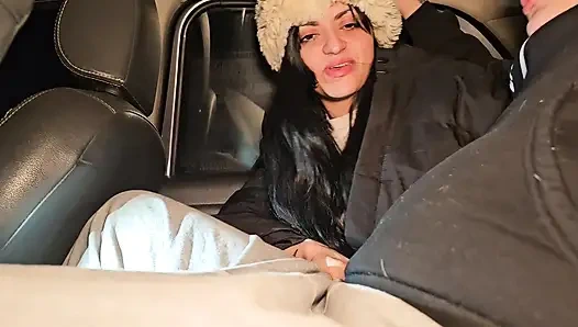 Мы пошли за покупками с парой друзей в машине, и мы вчетвером в конце концов занимаются сексом в машине.