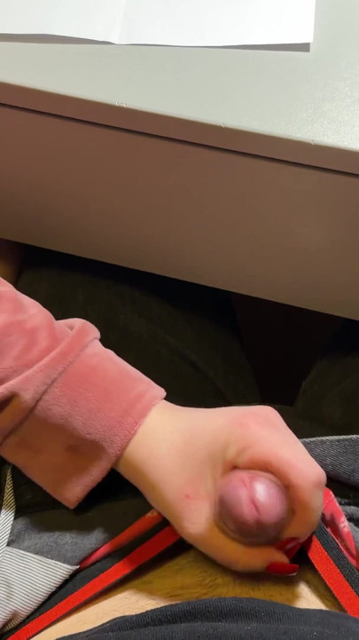 Elevă face din nou labă la ora de matematică sub masă. (La școală) | Clip 1