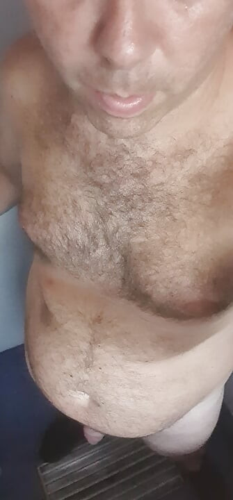 Băiat nud în baia pubblic
