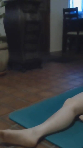 Σαγηνευτική στιγμή από το "Classic Beauty Does Yoga"