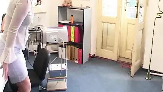 Esmer kadın yarak emiyor ve sonra masada amını yalıyor