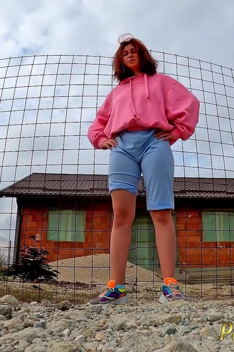 Hipster tuổi teen đi tiểu trong quần jean của cô ấy - hút thuốc với bàng quang đầy đủ của cô ấy