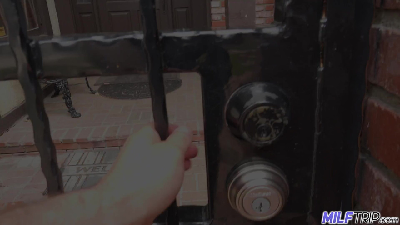 熟女ブランディ愛はインタビュー後に中出しされます