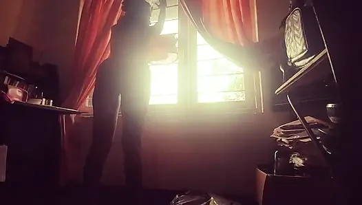 Seksi üvey anne Tina üvey oğlu için giyiniyor