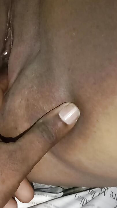 My stepaunt's pussy was massaged with oil and fingered.