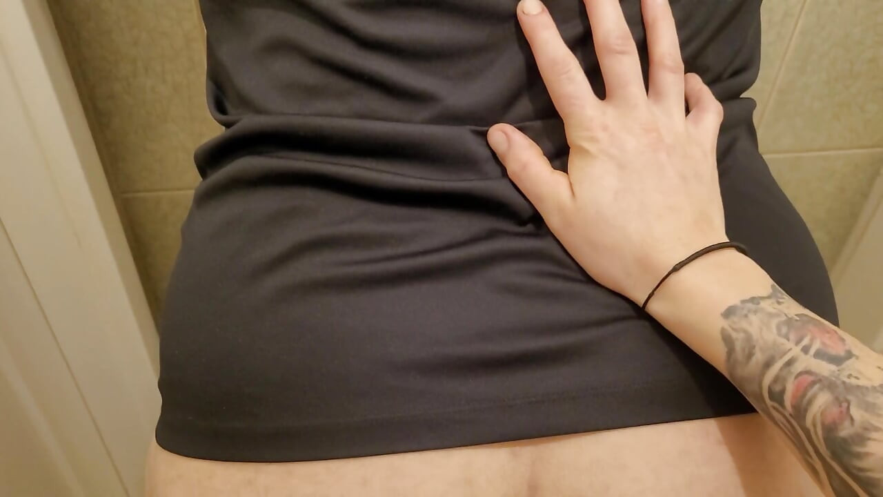 同僚を公衆トイレで見つけて、巨大な30cmのストラップオンで尻を突きました。栓をつけて