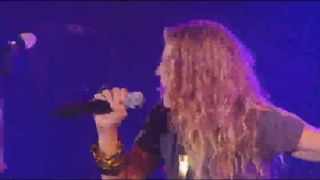 Fergie - 穿着性感的皮裤表演