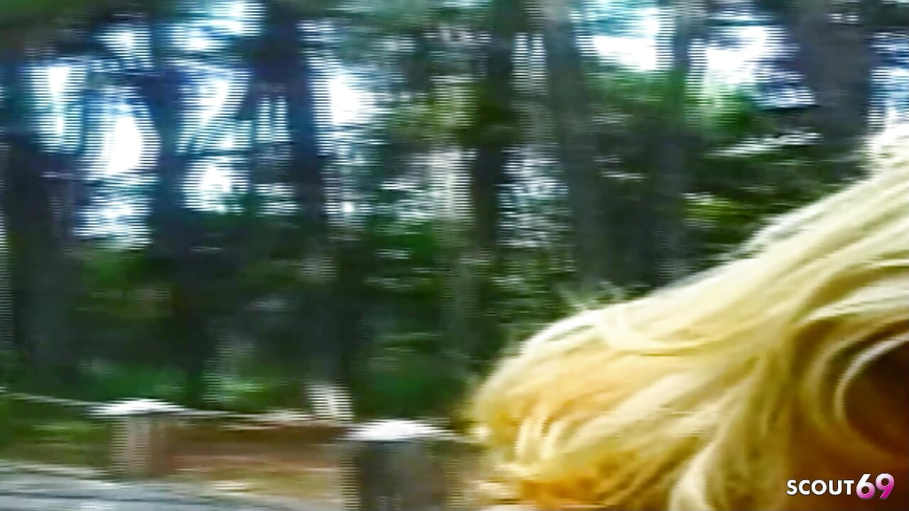 Ξανθιά τρανσέι γαμιέται κρυφά στο δάσος στη στενή κωλοτρυπίδα της