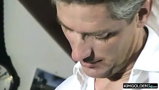 Leidenschaftlicher Oralverkehr mit kurviger Bruenetten