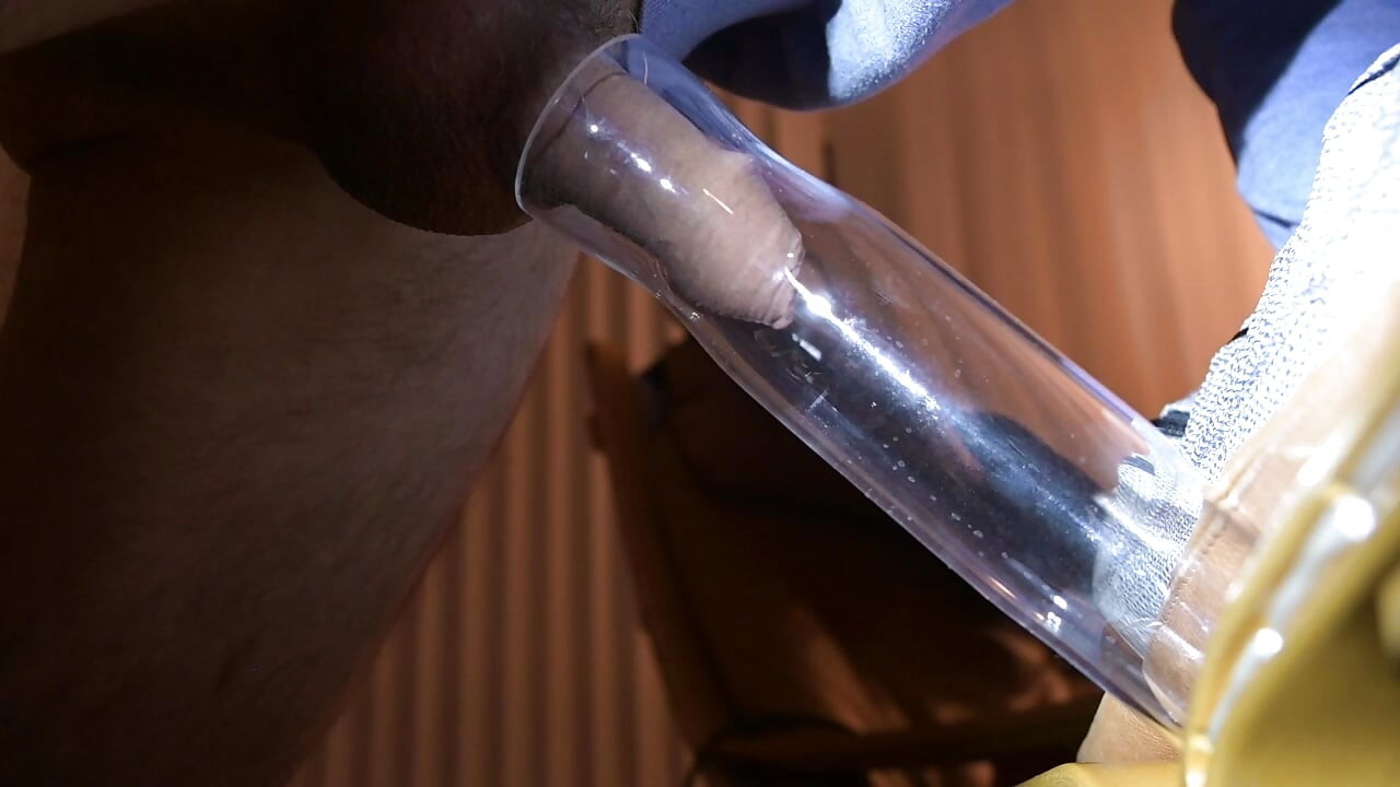 Vakuum lutscht seile von sperma vom schwanz eines typen