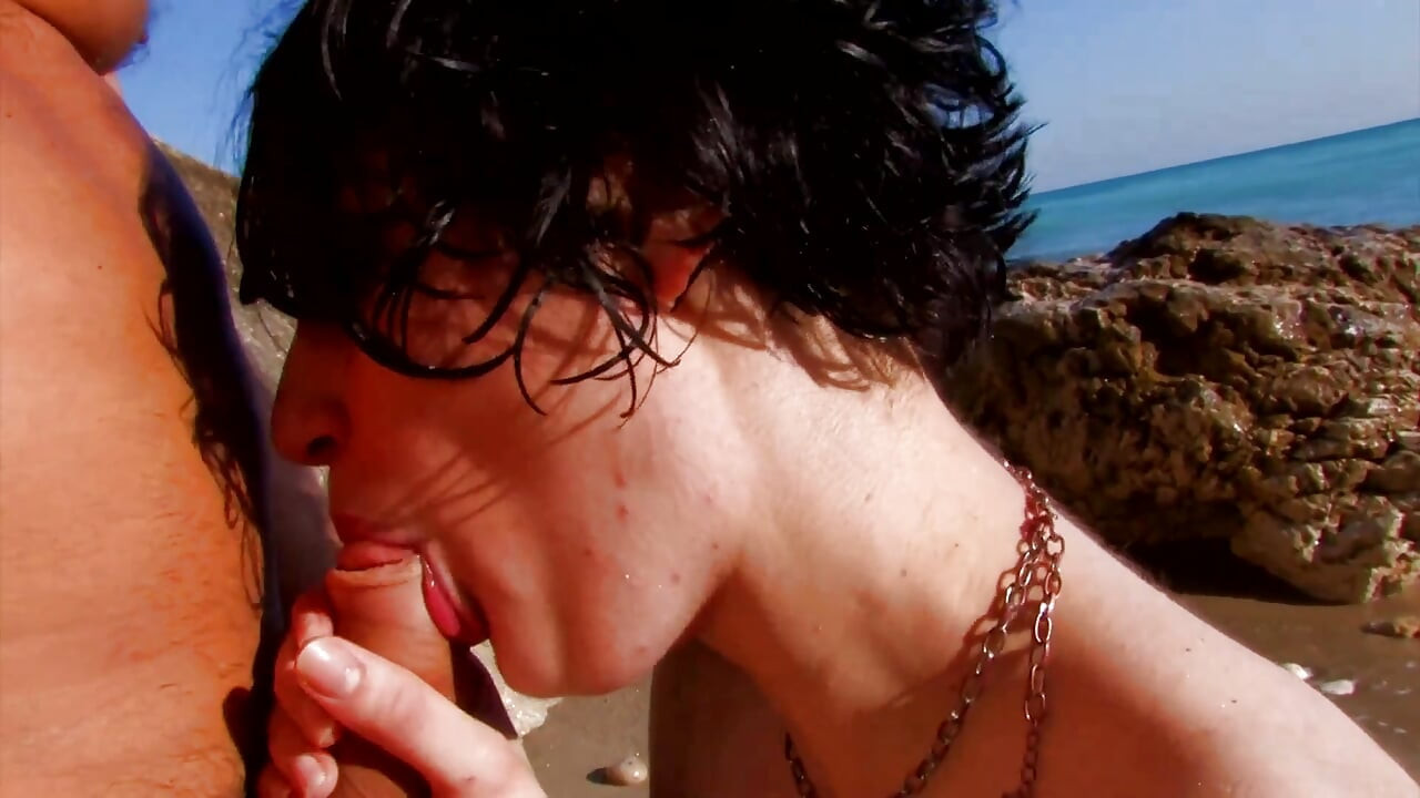 Male sise brineta jebana u guzu i prska na plaži