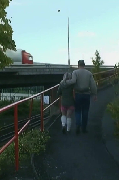 Seksi tinejdžerka smoči pičku i jebe je ogromni kurac na ulici
