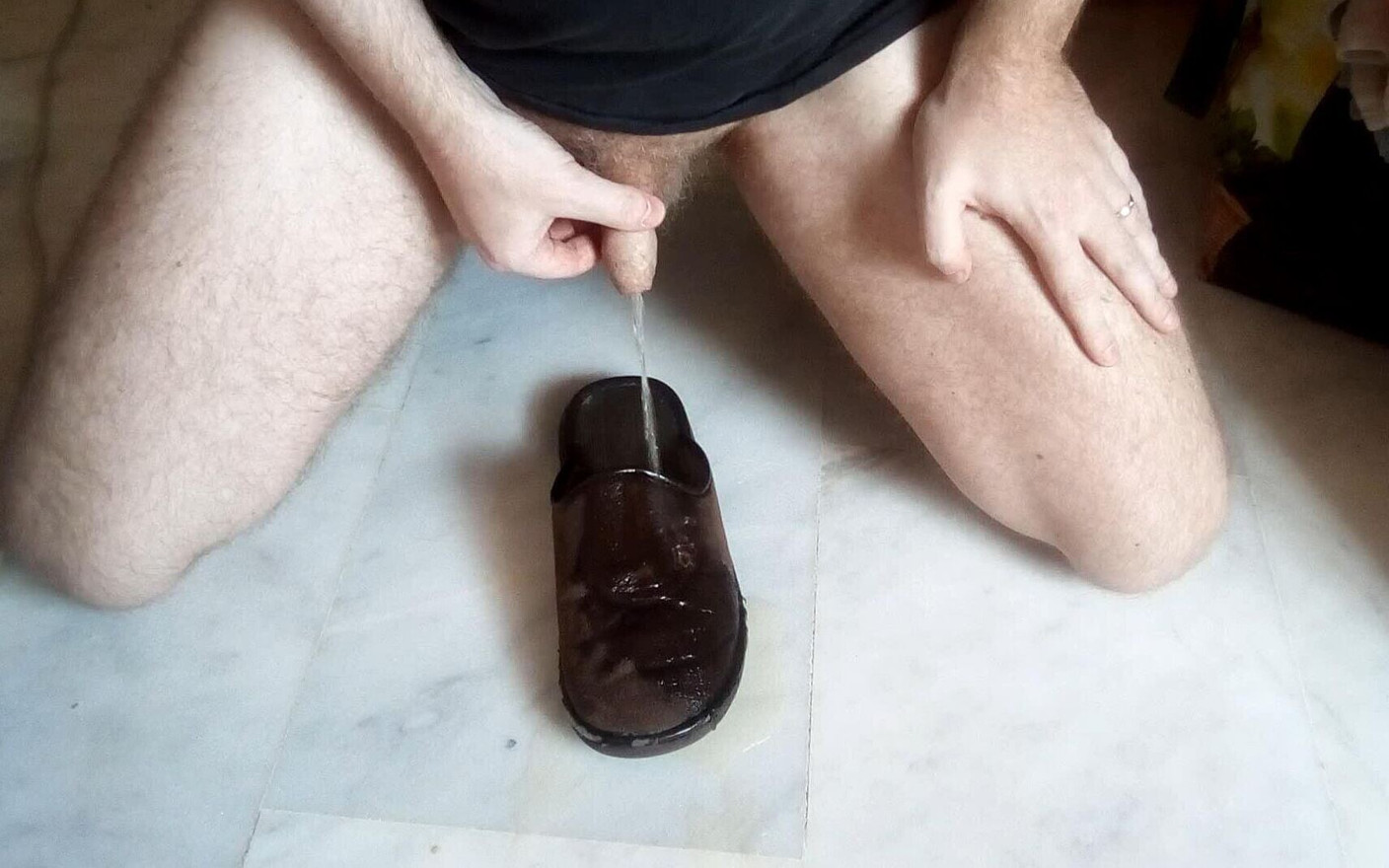 John kencing di seluruh sandalnya