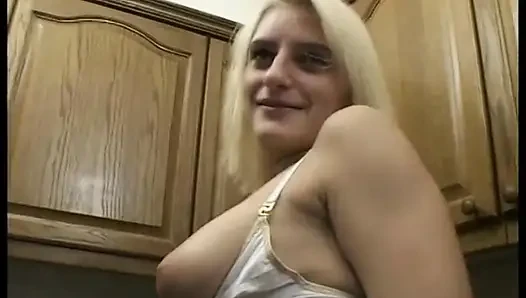 Avrupalı orta yaşlı seksi kadın ile güzel bakış açısı oral seks sahnesi