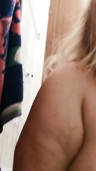 İngiltere'den olgun ev hanımı kitty büyük göğüslerini gösteriyor ve dildoyla oynuyor. Gerçek sarışın tombul orta yaşlı seksi kadın ev hanımı