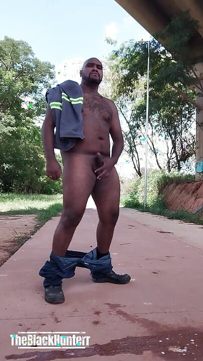 Ουρώ στο δρόμο και γυμνώνομαι