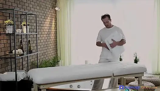 Massageräume - die wunderschöne frau karol lilien reitet den schwanz der masseuse, bis sie heißes sperma nimmt