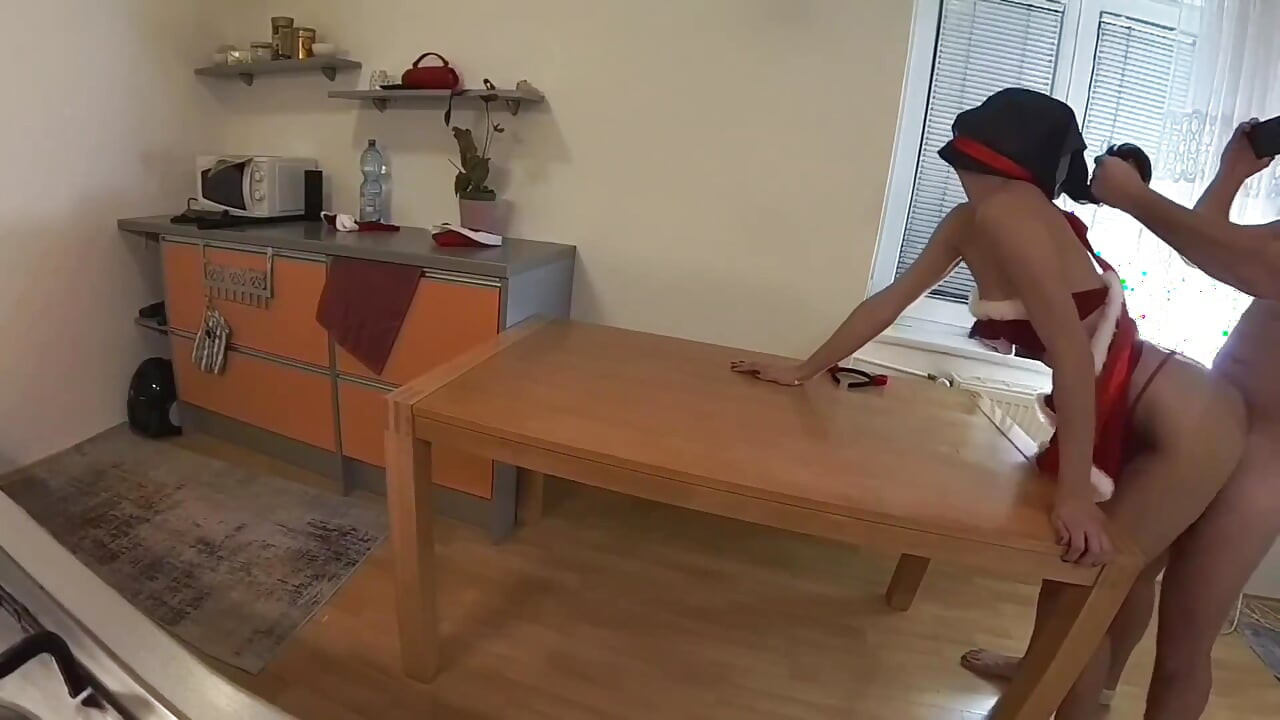 쪼이는 보지를 가진 스포티한 소녀가 산타클로스의 선물을 거절했습니다.