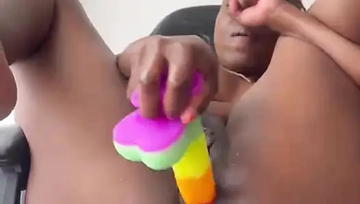 Gefickt, meine rosa ebenholz-muschi mit meinen dildos und vibratoren zu einem squirt, fast von allen nassen säften umgekippt