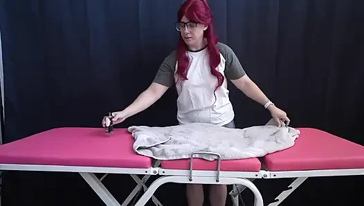 Сводная сестра тренирует массаж и сводный брат и дает ему кримпай со счастливым окончанием